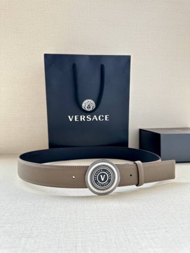 特 宽度3.8Cm Versace Jeans Couture 牛皮革V-Emblem板扣式皮带、饰有La Greca彰显个性设计。该铆钉腰带饰有La Grec