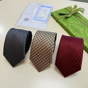 特 官方同步古奇男款领带 双Gg领带 ，稀有展现精湛手工与时尚优雅的理想选择，这款领带将标志性的主题动物小蜜蜂与斜纹织带完美的结合，以时尚搭配手法演绎的更显雅致