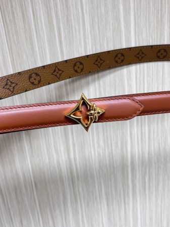 2.0宽，当季新款，双面腰带一面进口牛皮，另一面进口帆布印花，搭配精品四心口，做工精细，实物实拍，是女神的必备之一。 - 点击图像关闭