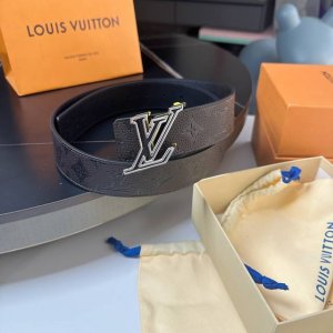 特 L0Uis Vuitt0N 今季新品男士原單腰帶 寬度40毫米 經典荔枝紋牛皮 絲印品牌Logo圖案 平紋小牛皮做底 搭配新款三層三色五金 可雙面佩戴