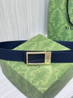 当季新款，衔接品牌的过去和现在，以焕新方式继续演绎经典元素。这款双面进口牛皮单面压花黑色腰，饰有Gg字母交织图案，以Gucci刻花呈现长方形搭扣开合设计，3.5