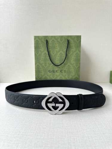 宽度4.0Cm Gucci典藏设计中的标志性元素于早秋系列焕发新意。这款腰带选用黑色超级双G牛皮革打造，互扣式双G施洛华水晶镶嵌五金 调配件更添个性魅力。