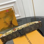 Lv 路易威登 新品 正品对版 宽度40Mm 2024 早秋男装系列跟随丹迪水手的步伐开启一场环球之旅。此款 Lv Tag 双面腰带将冲浪风格图案铺陈于一面，唤