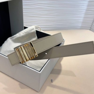 Loewe专柜最新同款腰带选用光滑牛皮革窄款腰带 配有anagram挂扣 卓越的工艺 个性的造型 精美的材质 宽:2.8Cm