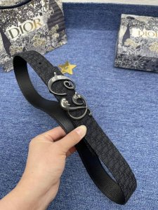 迪奥550 3. 5Cm 特 这款 30 Montaigne Avenue 腰带从同名手袋汲取灵感，采用黑色光滑 牛皮革精心制作，质感柔软，设计优雅，饰以富有光