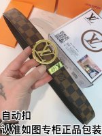 皮带：Lv..路易..威登自动扣 腰带：百分百头层牛皮，保证真皮。24K纯钢扣自动带身专柜同等质量， 送人自用首选 包装： 请认准如图专柜包装，赠送打孔器，银联