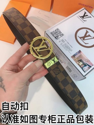 皮带：Lv..路易..威登自动扣 腰带：百分百头层牛皮，保证真皮。24K纯钢扣自动带身专柜同等质量， 送人自用首选 包装： 请认准如图专柜包装，赠送打孔器，银联