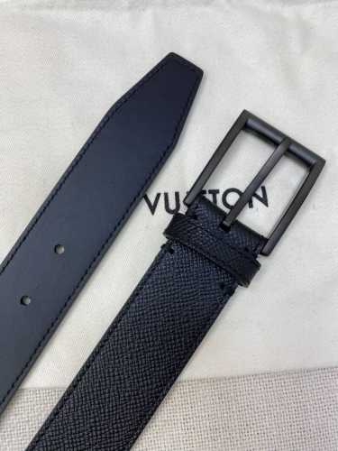 Lv经典系列腰带采用Lv Logo金属环设计，适合休闲低调的男士使用；经典设计元素。宽度35Mm