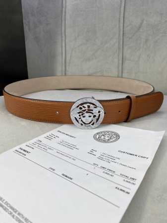 宽度4.0Cm 范思哲 此款水波纹 腰带饰有标志性的Versace美杜莎头像扣，彰显品牌格调。是一款精美的衣橱必备单品。 - 点击图像关闭
