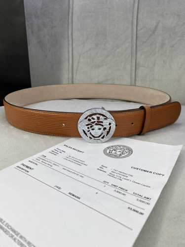 宽度4.0Cm 范思哲 此款水波纹 腰带饰有标志性的Versace美杜莎头像扣，彰显品牌格调。是一款精美的衣橱必备单品。
