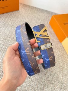 品名： Lv..路易..威登腰带皮带原单 型号：挂扣，经典纯钢材质挂扣，头层牛皮，图片实物拍摄 材料：头层牛皮，挂扣系列，纯钢材质扣头，钯镀电镀工艺永不掉色。原