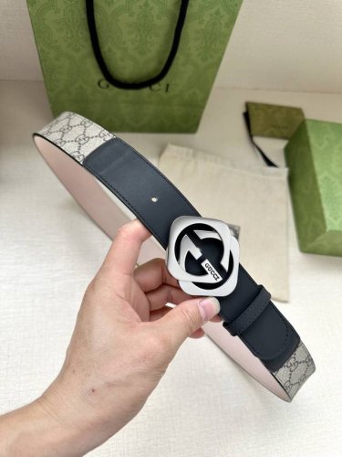 宽度4.0Cm Gucci 这款腰带在品牌系列中惊艳亮相，采用以经典颜色 乌木色组合呈现的品牌双g字母交织图案，与选用头层牛皮材质相得益彰。双色五金效果，突显时