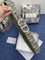 迪奥550 3.5Cm。特 这款 Montaigne Avenue 腰带从同名手袋汲取灵感，采用黑色光滑 牛皮革精心制作，质感柔软，设计优雅，饰以富有光泽的新款