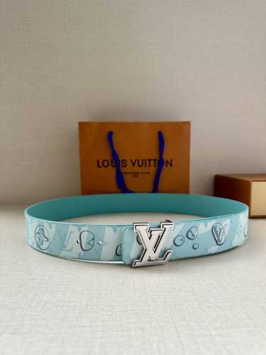 特 4.0宽lv Aqua 双面腰带为传统设计引入现实主义意趣。Monogram Aqua 帆布以 3D 水滴图案模糊 Monogram 图案的经典轮廓，将相同