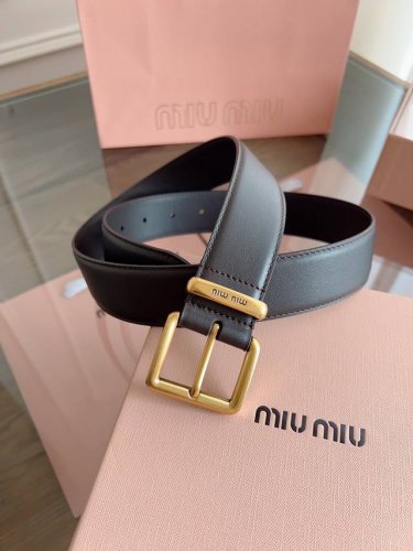 Miumiu 宽度3.5Cm 编号5Cc536 双面头层小牛皮材质，深咖色皮料柔软舒适 背面原版钢印Logo。 精细的做工，搭配纯铜扣头 古铜色 金色 银色