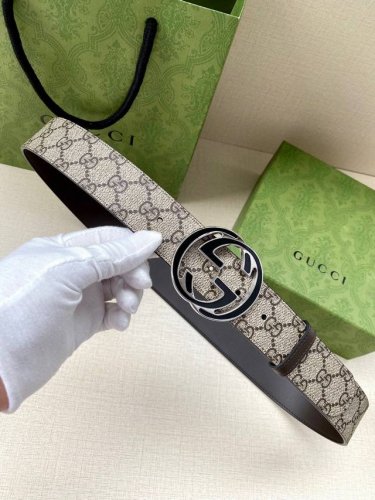 宽度4.0Cm Gucci Marmont系列每一季都会推陈出新，为灵感源于70年代的标志性Gg配件注入现代精髓。Supreme帆布印花 腰带反面采用咖啡色原版
