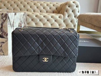 Size：40*30Cm 小香家 Cf 牛仔机场包！ 那种自带慵懒效果 松松垮垮的感觉！ 真的超超大！ 太潮太酷了这个Size！ 这只时髦又好背的中古包！！！