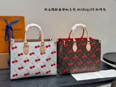 尺寸：35Cm中号 Lv 村上隆联名樱桃系列 丛林 Onthegotote托特包 包包容量也是一绝，凹造型，逛街，旅行通通Ok 还能加一些链条或者丝巾配饰，又是