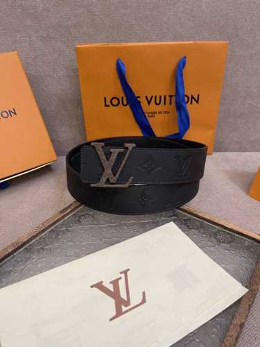 Lv Initiales Blason 40 毫米双面腰带诠释创意总监 Pharrell Williams 对品牌传统与摩登风尚的热忱。柔软皮革外层点缀的 Lv