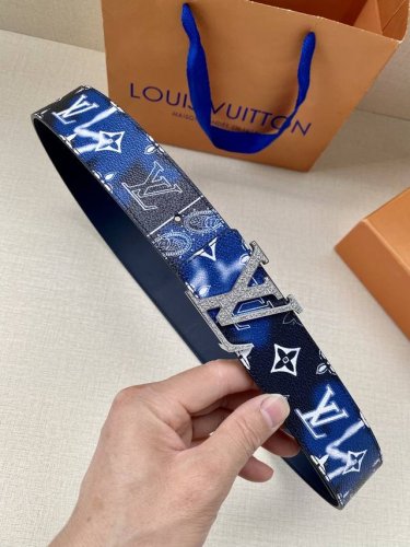 特 Lv Initials Mng Bandana 双面腰带瞩目焕新经典设计，一面展现 秋冬系列的 Monogram Bandana 帆布，另一面采用素净牛皮革