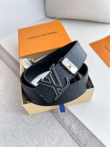 品名： Lv..路易..威登腰带皮带原单 型号：挂扣，经典纯钢材质挂扣，头层牛皮，图片实物拍摄 材料：头层牛皮，挂扣系列，纯钢材质扣头，钯镀电镀工艺永不掉色。原