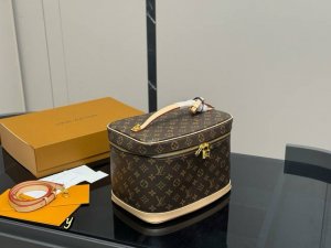 折叠盒 Lv这一季的化妆包颇受时尚界的青睐 看到第一眼就种草了！！ 造型很硬核 但空间很实用~ 走在路上就是一道行走的风景线啊 尺寸:30.21Cm