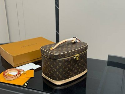 折叠盒 Lv这一季的化妆包颇受时尚界的青睐 看到第一眼就种草了！！ 造型很硬核 但空间很实用~ 走在路上就是一道行走的风景线啊 尺寸:30.21Cm