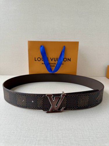 4.0宽作为路易威登备受喜爱的设计之一，Lv Initiales 双面腰带此次拼接明亮牛皮革和 Monogram Eclipse 帆布，以抛光 Lv 字母烤漆间