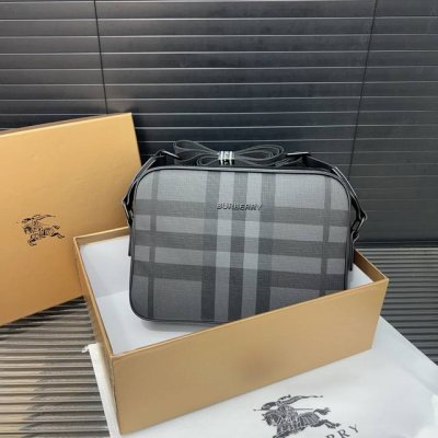 Burberry 巴宝莉 相机包 男女通用单肩斜挎包 经典Logo搭配原厂工艺材质 休闲百搭 实物拍摄 原厂原版面料 配送防尘袋礼盒 25 X 18 Cm。