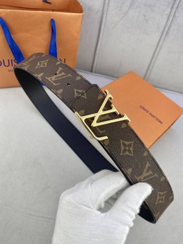 特 此款Initiales 4.0宽双面腰带以平纹小牛皮搭配品牌标志性的Damier Cobalt帆布，丰富时尚造型选择。平纹小牛皮面适合商务造型，反面的Dam