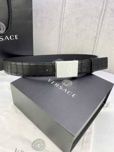宽度4.0Cm Versaec 范思哲 此款鹿皮时尚腰带由柔软的小牛皮革制成，饰有立体美杜莎原单钢扣 五金采用真空电镀 。