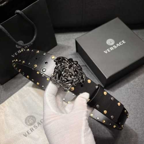 特 范思哲 宽4.0Cm 新款 皮革腰带，以经典 Versace 美杜莎头像装饰，皮带配有闪亮双色五金，增添造型魅力。完美时尚必备单品。