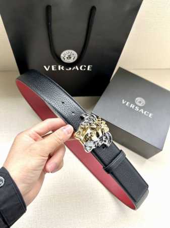 特 宽度4.0Cm Versace 范思哲 此款腰带饰有标志性的Versace美杜莎头像带扣，彰显品牌格调。是一款精美的衣橱必备单品。 - 点击图像关闭