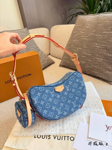二合一豌豆包 Lv牛仔Monogram终于回归了，不用再苦找Vintage了 经典的浅蓝色老花牛仔加上做旧设计，复古感满满。牛仔自带随性的气质，包身软乎乎的，给