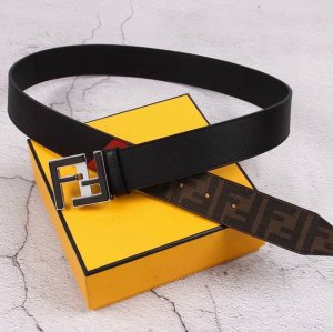 fendi 芬迪 宽38Mm 标志造型宽皮带。原版Ff双层扣，进口原版小牛皮制成。印有浮雕黑Ff 图案。镀金表面金属制品，品质保证。