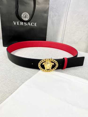宽度4.0Cm V E R S A C E 范思哲 这款荔枝纹柔软头层皮饰带搭配一枚椭圆链条美杜莎带扣。本季标志性的Versace饰件点缀其上