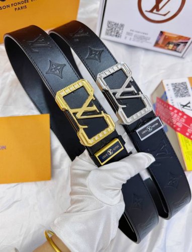 皮带：Lv..路易..威登顶级复刻. 腰带：原单品质百分百头层牛皮，保证真皮。镶嵌颗颗饱满钻石镶钻工艺.真空电镀.永不掉色.24K实心纯钢扣头层小牛皮老花纹路双