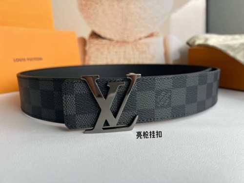 -Lv Initales40毫米双面腰带汲取当代风尚之精髓，镶缀经典Lv Lnitiales字母搭扣，采用传统沉稳的Damier Infini皮革，相得益彰。2