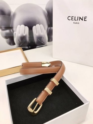赛林Celine腰带选用珍贵奢华皮革精制而成，均为天然皮革，金色金属Triomphe 配领扣带扣，1.8Cm宽，
