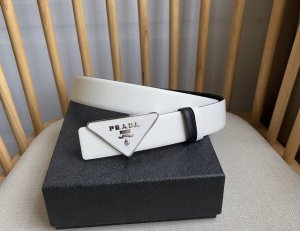 prada 普拉达 专柜最新款 这款搭扣式腰带出自多功能的组合式配饰系列 可随心搭配 三角形徽标藉由普世的简约廓形彰显别具一格的特色和现代感 呈现精致质感 宽: