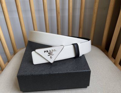prada 普拉达 专柜最新款 这款搭扣式腰带出自多功能的组合式配饰系列 可随心搭配 三角形徽标藉由普世的简约廓形彰显别具一格的特色和现代感 呈现精致质感 宽: