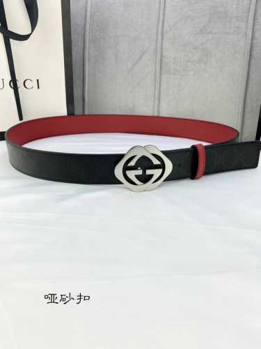 特 宽度4.0Cm Gucci 双面腰带，一侧为gg Su E帆布，反面一侧为枣红色头层小牛皮。配以互扣式双g带扣。