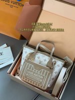 配盒 奶茶色 Size：上宽25.底宽18*高14 L家 双面可背的Neverfull Bb 还可变换不同造型哦~ 可以手拎可以单肩可以斜挎，怎么背都行 超级贴