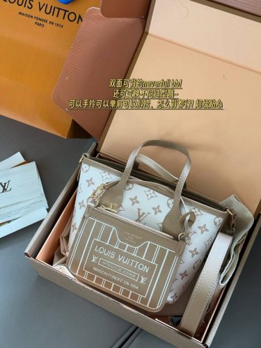 配盒 奶茶色 Size：上宽25.底宽18*高14 L家 双面可背的Neverfull Bb 还可变换不同造型哦~ 可以手拎可以单肩可以斜挎，怎么背都行 超级贴