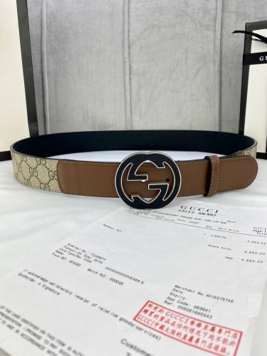 宽度4.0Cm Gucci 这款春夏系列中惊艳亮相，采用以标志性米色 乌木色组合呈现的品牌双G精品钢扣字母交织图案，与黑色皮革材质相得益彰。双G搭扣采用做旧效果