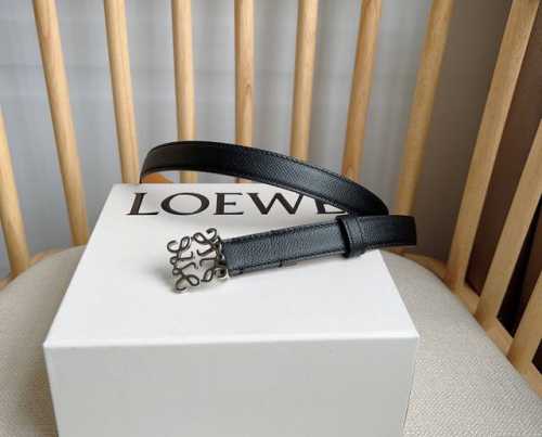 Loewe 罗意威 专柜最新同款腰带 平纹牛皮革腰带 配有loewe Anagram针扣 卓越的工艺 个性的造型 精美的材质 宽:2.0Cm
