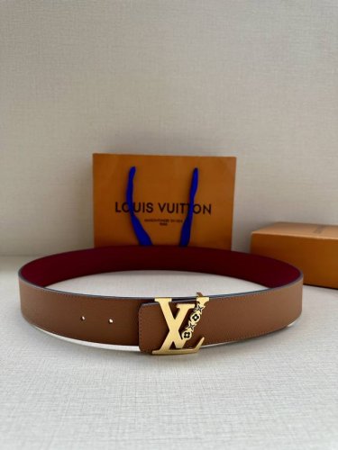Lv4.0宽 Rays 双面腰带为抹油花纹扣 进口手掌纹枣红底 临摹日光照射时的灿烂光线，可为多样造型注入创意巧思