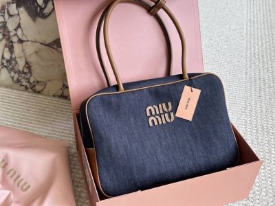 配盒 Size：35*22Cm Miumiu保龄球 公文包 对版面料 背起来都很Nice 哦 可手拎也可斜挎！ 出场就是Miumiu小公主！