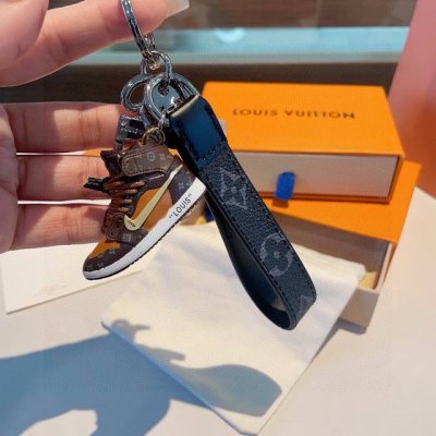 Lv经典老花棋格钥匙扣 钥匙扣联名Nike迷你鞋子挂件时尚个性！车钥匙挂件 包包挂件配饰 Monogram 帆布不仅精美，而且经久耐用， 是 Dragonne