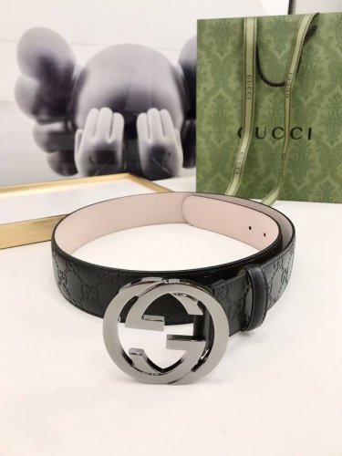 特P160 互扣式双G带扣腰带，采用热压印技术的Gucci Signature皮革精制而成，触感厚实，印花图案清晰分明。4.0Cm宽，